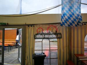 freifunk_muenchen_banner_am_eingang_des_bierzeltes.jpg